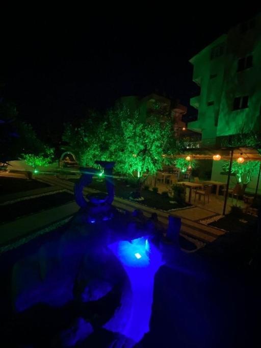 Leon Oda ve Kahvaltı Side