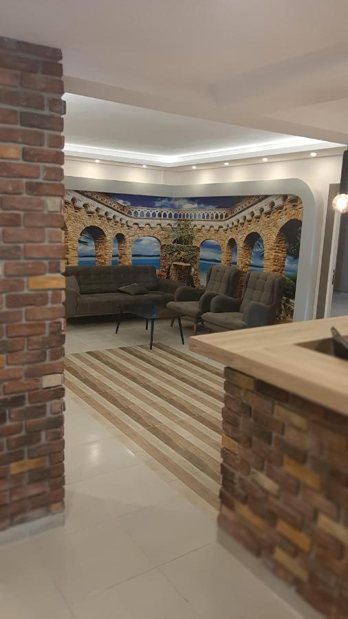 B&B Leon Side