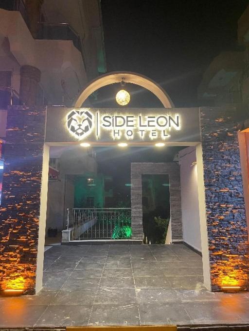 Leon * Side